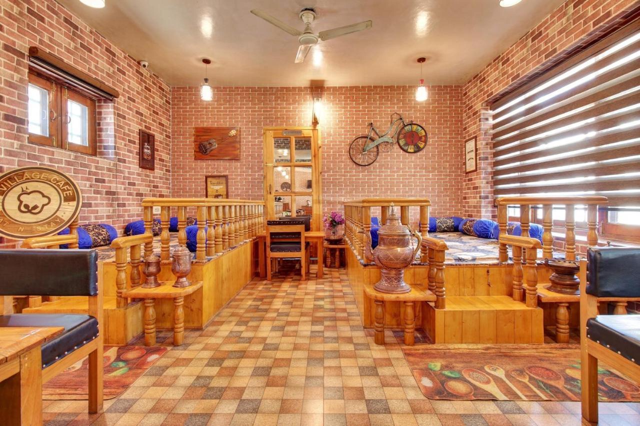 Super Oyo Capital O 91600 The Village Classic Hotel And Restaurant ศรีนาการ์ ภายนอก รูปภาพ