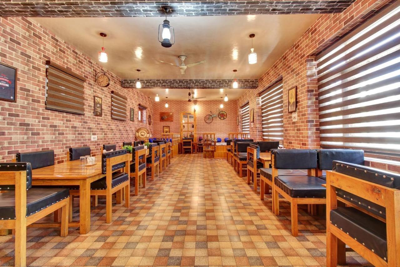 Super Oyo Capital O 91600 The Village Classic Hotel And Restaurant ศรีนาการ์ ภายนอก รูปภาพ